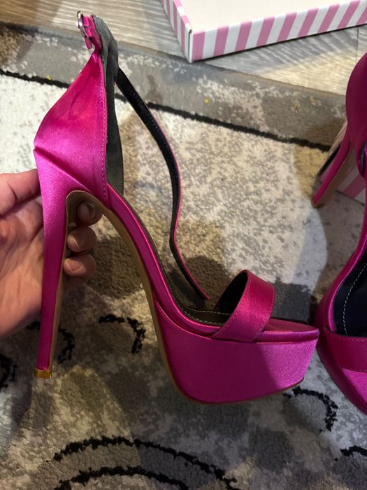 Босоножки малиновые новые