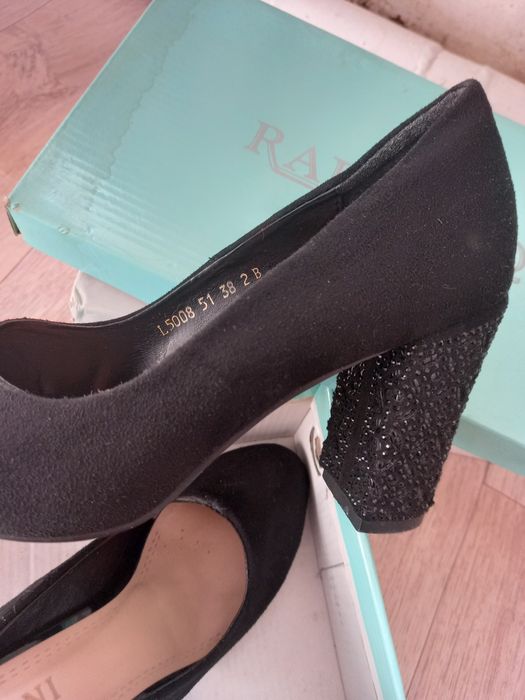 Продам туфли,бежевый и чёрный