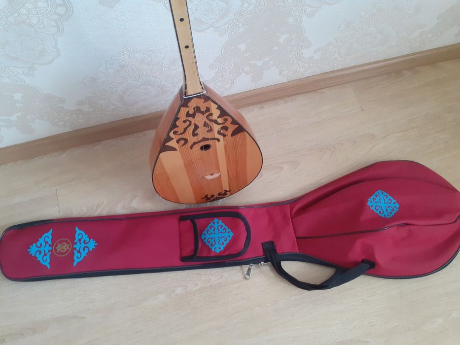 Продам домбыру с чехлом.