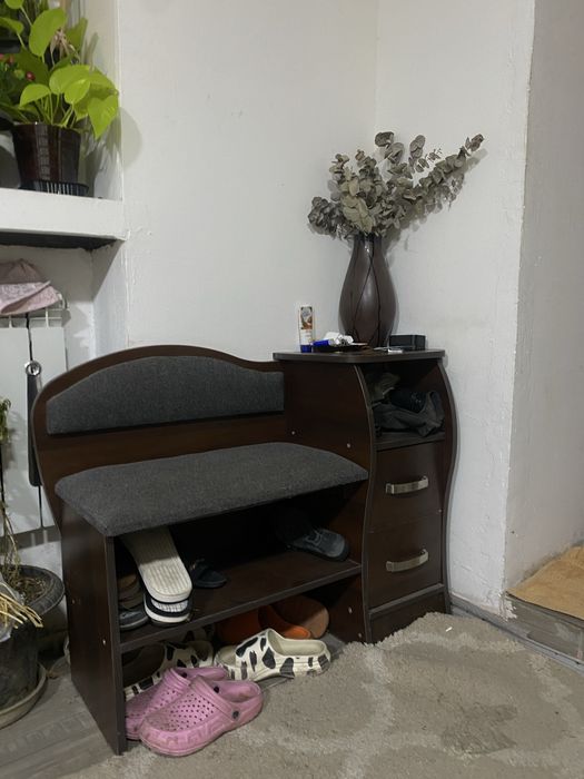 Скамейка в прихожую с полками