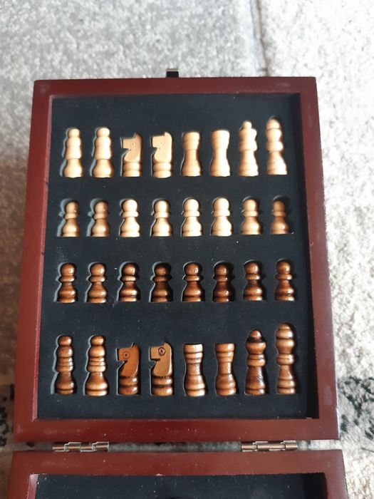 СЕТ - комплект за шах и вино (аксесоар)