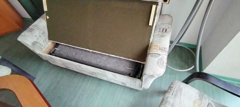 Малък диван с два стола и две табуретки