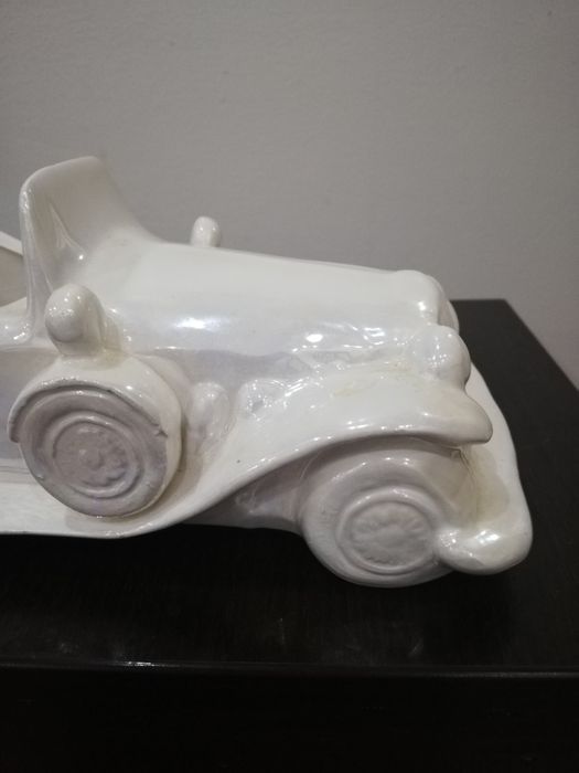 Много красива и различна ретро кола от керамика.