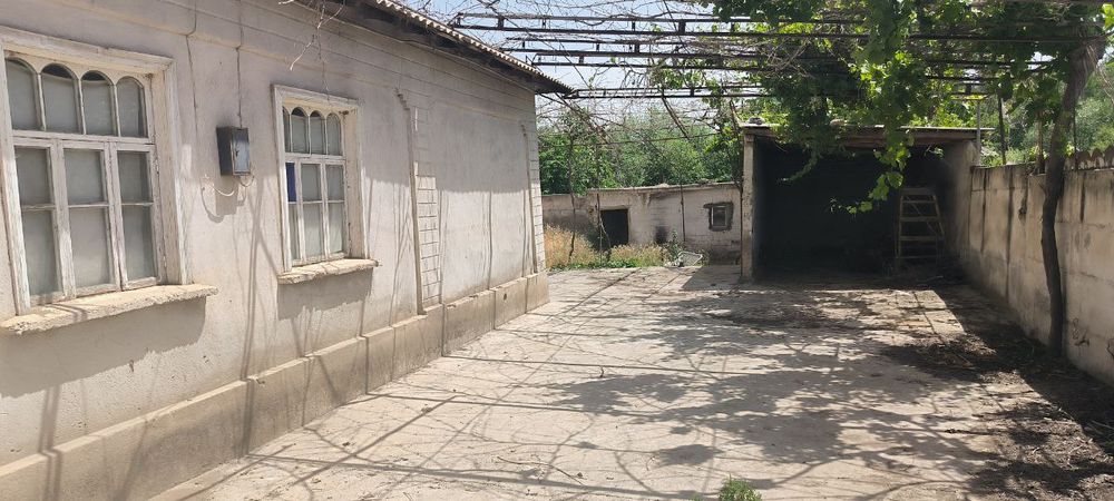 Katta hovli srochni sotiladi