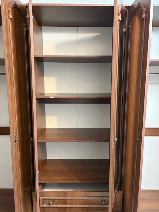 шкаф срочно продам 30000