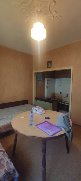 Продава се просторен етаж от къща (120 кв.м) с двор, гараж и таван в района на Месокомбината, гр. Асеновград