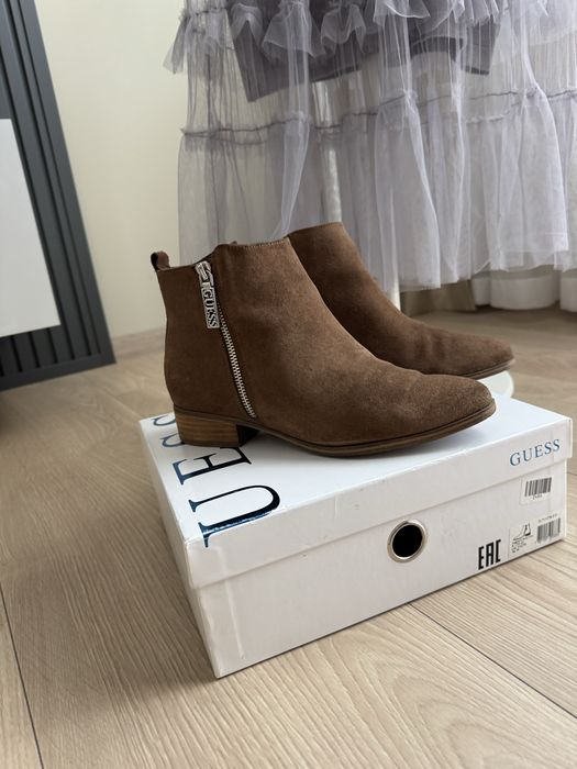 Боти Guess естествен велур