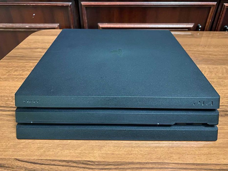 Продаётся PS 4 Pro 1 Tb с 2 оригинальными джойстиками