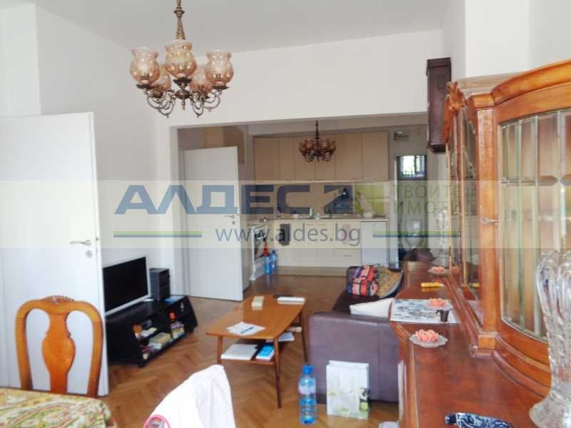 Дава се под наем Тристаен апартамент в София, Център - 100 кв.м за 918 € - Снимка #2