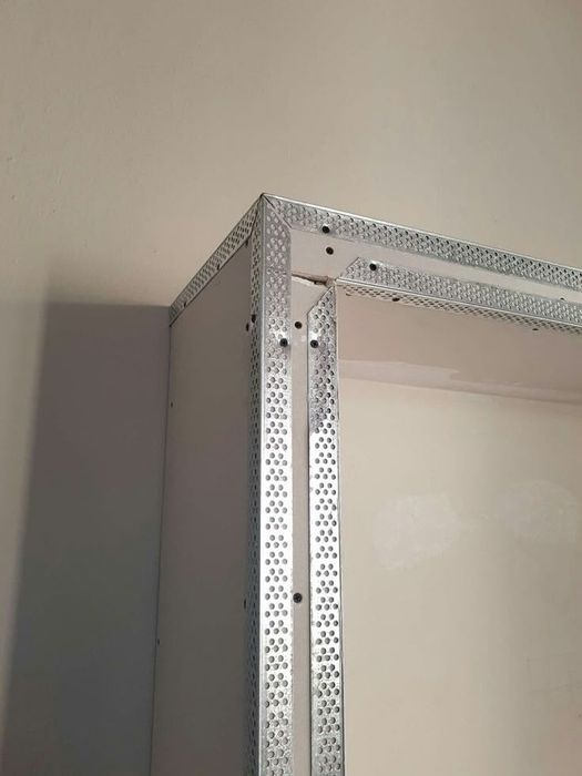 Zugrav ,echipa 3 băieți,glet 8 lei 1 strat, amorsa și vinarom 10 lei