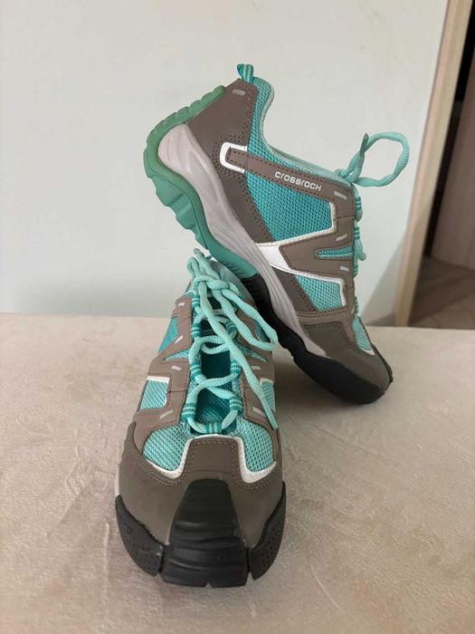 Дамски обувки за преходи