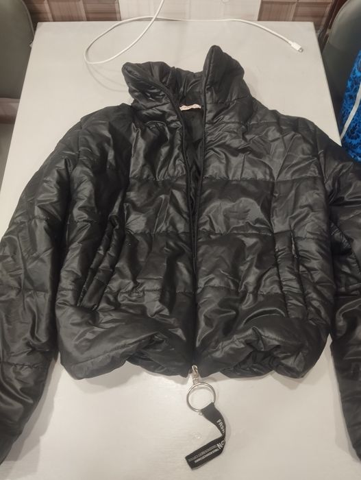 Продаю лёгкую короткую куртку.