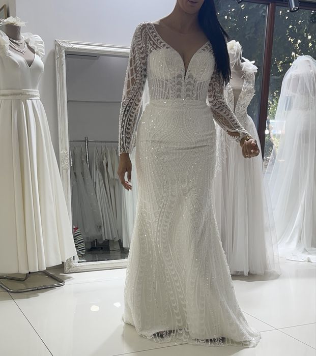 Rochie mireasa,  fete inalte, 1.8 inaltime, marimea M-L, este pe corset ascuns
