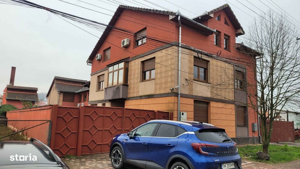 Vand urgent, imobil cu 3 case si 2 anexe: Casa1:P+E+M; Casa2:P+M; C3:P