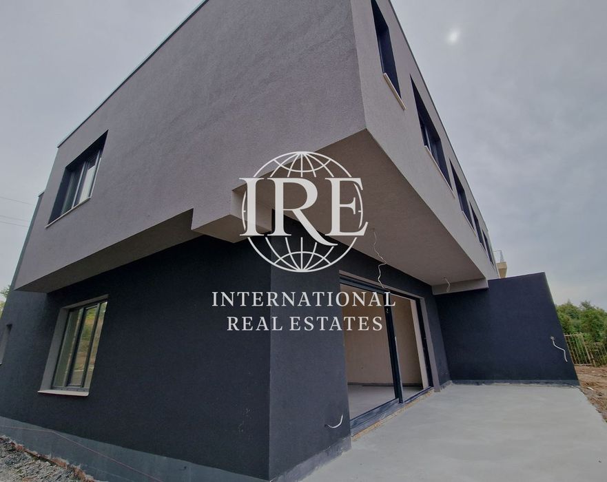 Двуетажна къща с нескриваема морска панорама от кота нула!