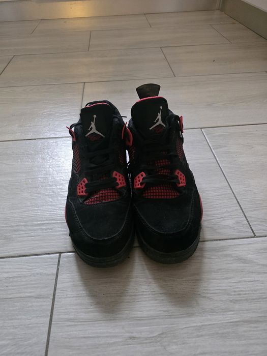 Vând jordani 4 (cu mici defecte )