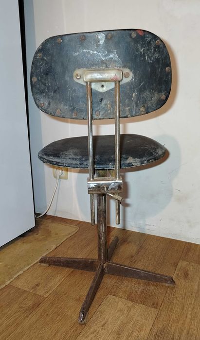 Стул крутящийся, железный..