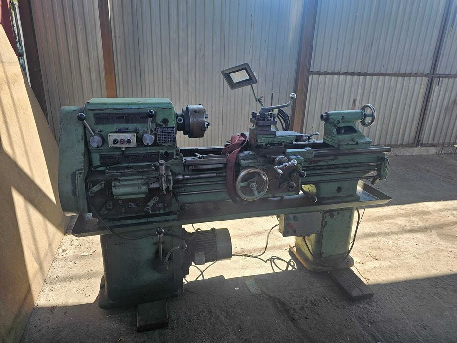 Токарный станок в отличном состоянии.