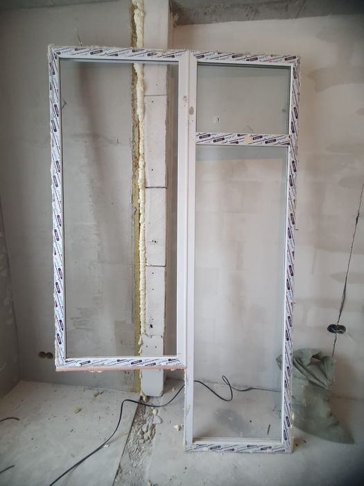 Продам Пластиковая перегородка с дверью.