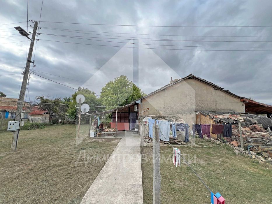 Продава самостоятелна, еднофамилна къща гр. Нови пазар - кв. Нииж.