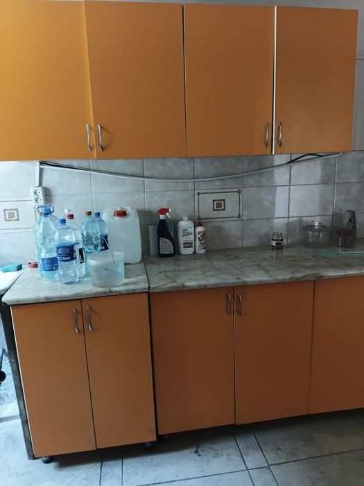 Кухонные гарнитуры, горка, стол раздвижной.