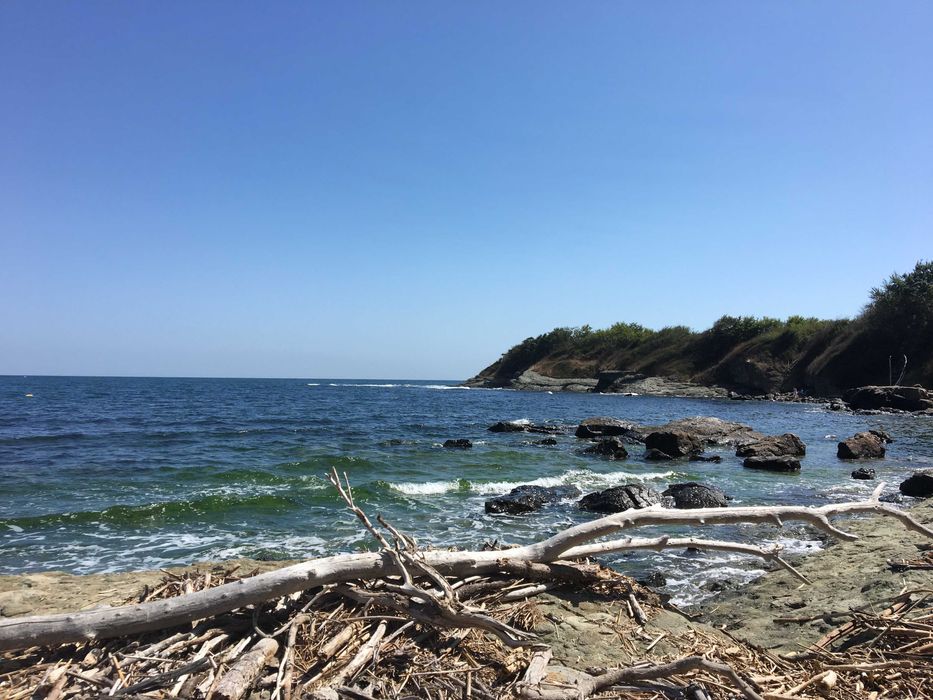 Продавам слънчева каравана на плажа- къмпинг Китен с оборудван навес