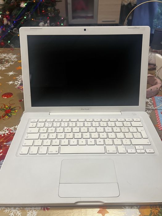 MacBook A1181 с Windows 7 /4 gb RAM/232 gb ROM/DVD-RW