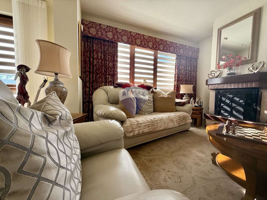 Самостоятелна къща в английски стил с четири спалнии, голям двор и ба