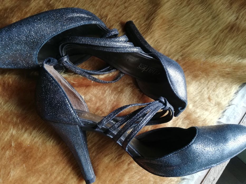 Много красиви и елегантни обувки