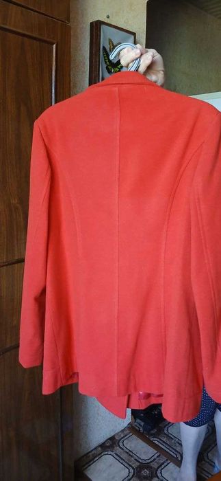 Полу Пальто - красное.