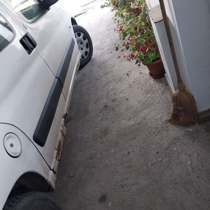 Продавам автомобила