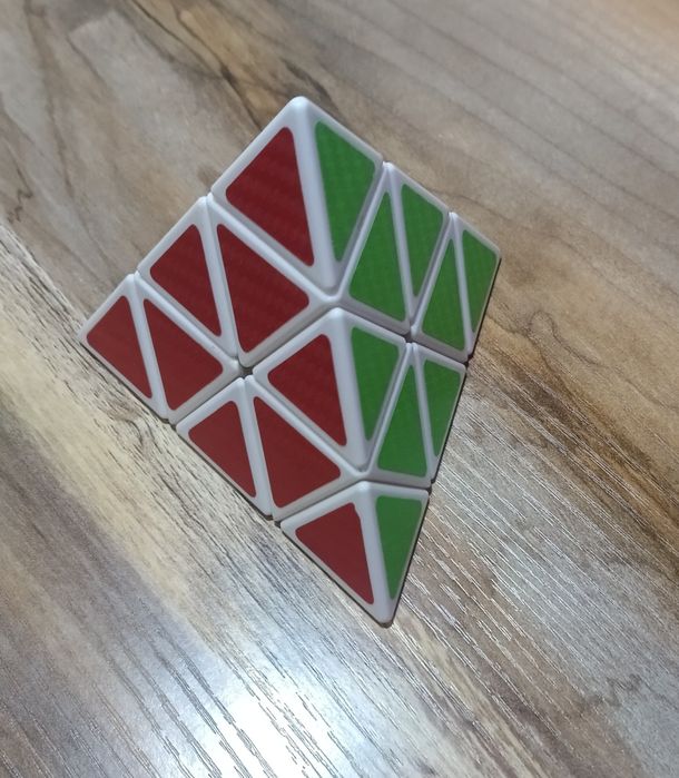 Пирамида кубик Рубика