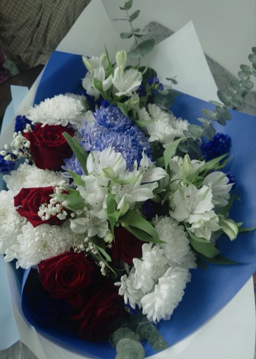 Түрлі букеттер бар