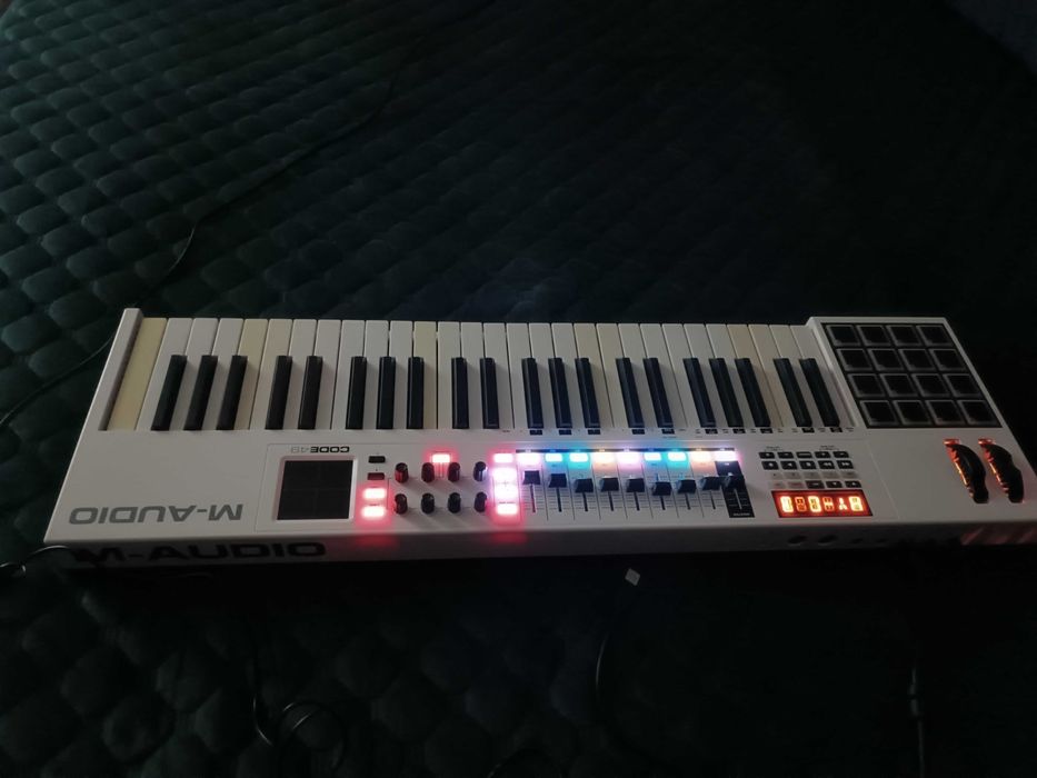 Code 49 - USB MIDI Controller With X/Y Pad синтезатор клавир