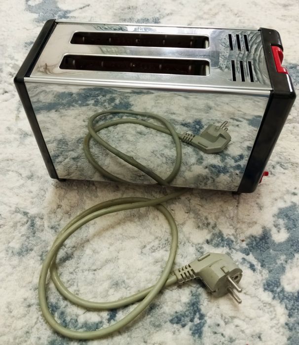 Продаётся тостер.Производство Германия. В отличном состоянии.