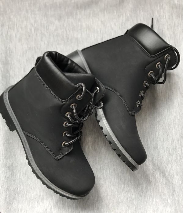 Ghete negre cu siret