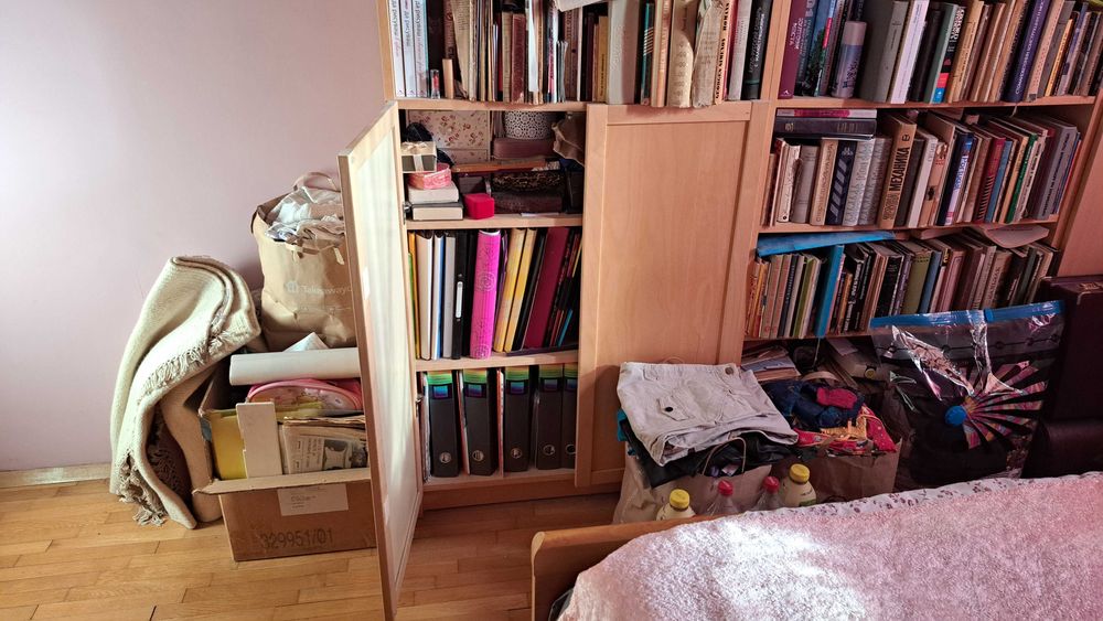 Спалня с нощни шкафчета, гардероб и библиотека