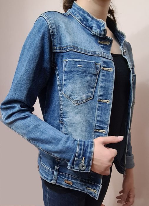 Продам джинсовку для девочки в отличном состоянии