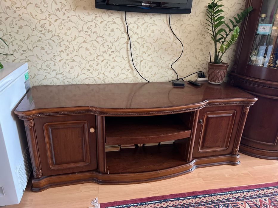 Тв тумба и шкаф витрина