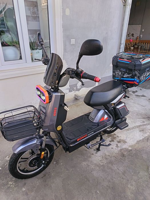 Holati tiniq Skuter sotiladi