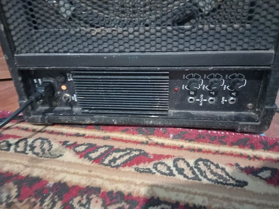 Vand sau schimb cu atv  boxe active amandoua  boxa merge foarte bn