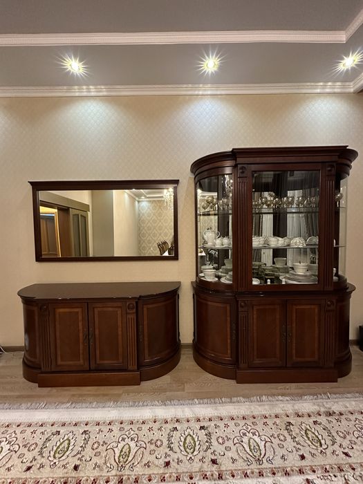 Витрина для гостинной с комодом