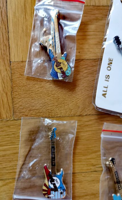 Значки емблеми пинове от HARD ROCK CAFE  чисто нови китарни баджове !