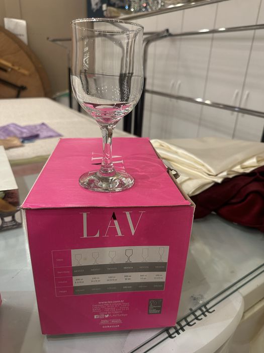 Vand pahare si cesti