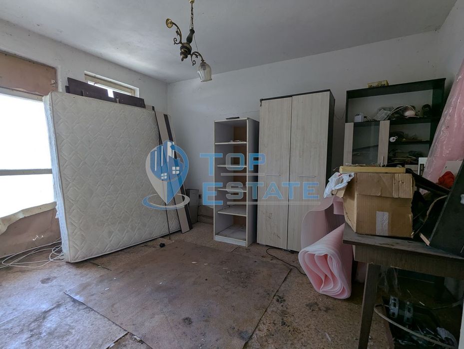 Двустаен апартамент в тухлена сграда в близост до гарата в град Страж