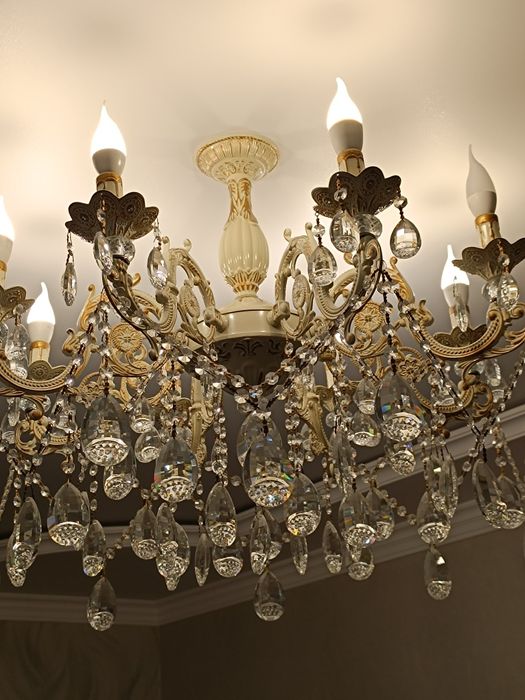 Продам люстру.  8ми рожковая.