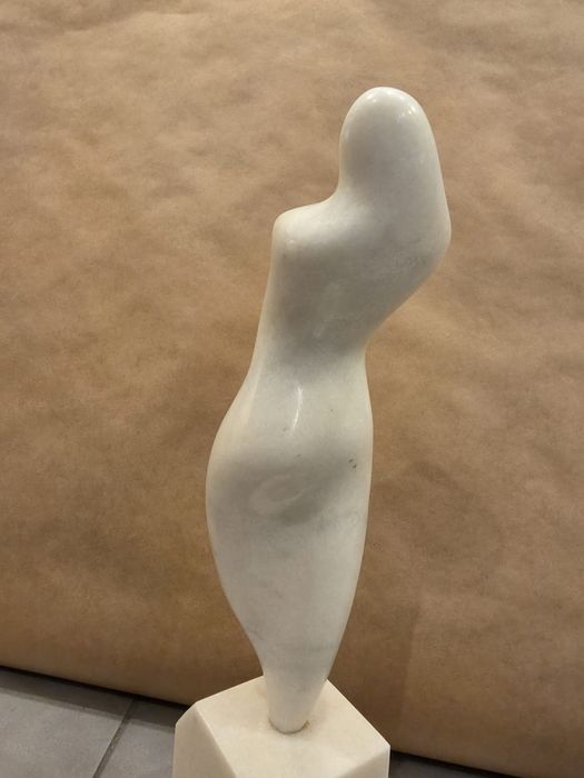 Marmura . M. Guguianu statuie . Sculptura