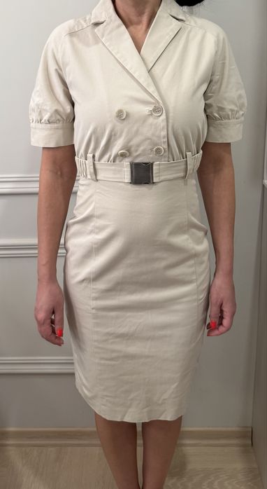 Стилна бежова рокля с колан