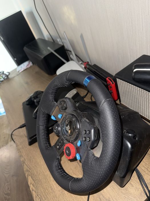 ЧИСТО НОВ Геймърски волан Logitech G29 Driving Force за PS5 / PS4 / PC