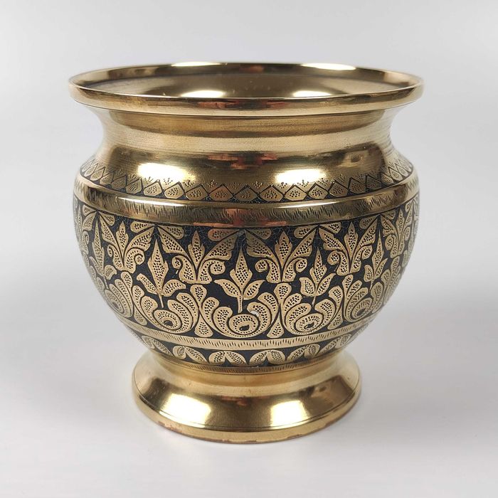 Красив съд с позлата